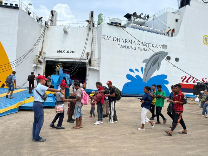 (Ekbis NTB/bul) KAPAL - Salah satu kapal lintasan selat Lombok menuju Padang Bai, Bali melayani penumpang
