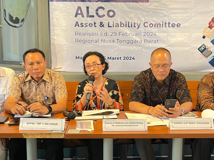 Ratih Hapsari Kusumawardani (tengah) saat memberikan keterangan kepada media, Selasa 26 Maret 2024 kemarin (Ekbis NTB/ris)