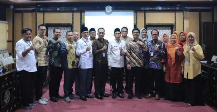 Foto bersama setelah rapat pleno OJK dengan TPKAD (Ekbis NTB/bul)