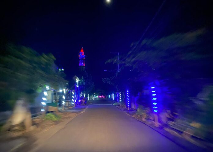 SUASANA - Suasana malam bulan suci Ramadhan di beberapa tempat di Lotim dihiasi lampu warna warni. (Ekbis NTB/rus)