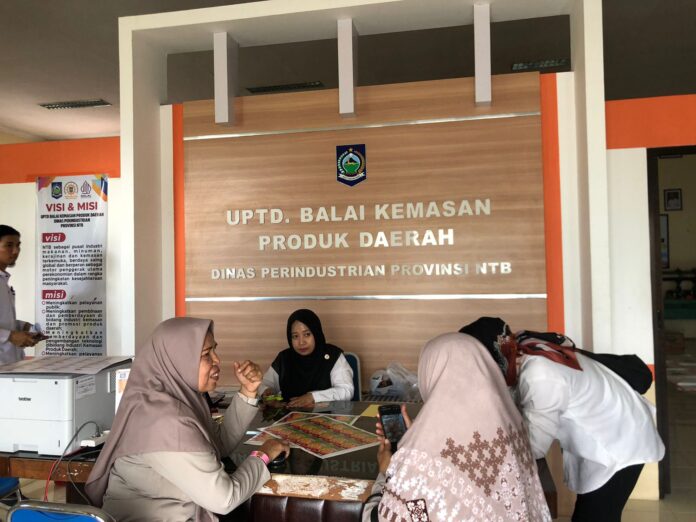 Suasana Rumah Kemasan NTB yang diserbu UMKM pada Rabu, 3 April 2024 di Mataram. (Ekbis NTB/era)