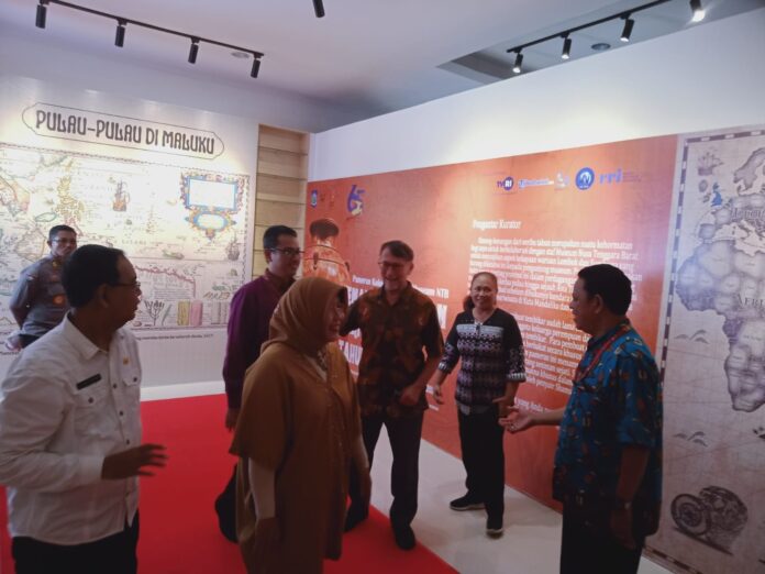 DAMPINGI - Kepala Museum Negeri NTB Ahmad Nuralam saat mendampingi Pj Ketua TP PKK Provinsi NTB Hj. Lale Prayatni dalam sebuah kegiatan pameran di Museum Negeri NTB, beberapa waktu lalu. (Ekbis NTB/ham)