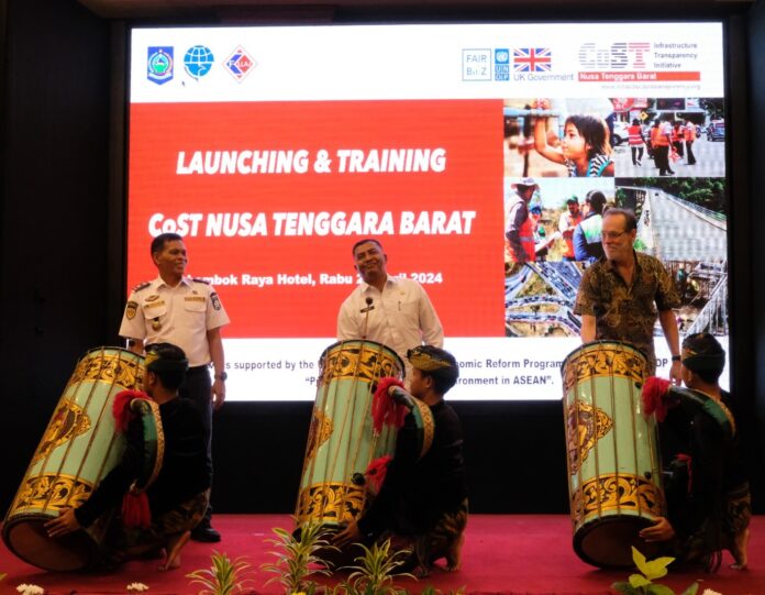Foto : Pj. Sekda NTB, Ibnu Salim (tengah) bersama Kepala Dinas Perhubungan NTB, H. Lalu. Moh. Faozal (kiri) dan Mr. Hamish Goldie Scot dari CoST melaunching sekaligus membuka Training CoST NTB setelah NTB resmi bergabung menjadi anggota CoST. (Ekbis NTB/bul)