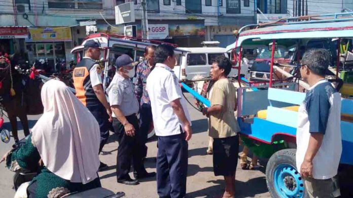 PEMBINAAN - Tim Dishub Kota Mataram saat melakukan pembinaan dan sosialisasi pada kusir cidomo. (Ekbis NTB/ist)