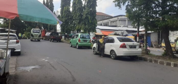 BADAN JALAN - Kendaraan angkutan penumpang parkir di badan jalan di depan Pasar Mandalika pada Senin 29 April 2024. Penumpukan kendaraan di tengah jalan mengakibatkan kesemrawutan di kawasan tersebut. (Ekbis NTB/cem)