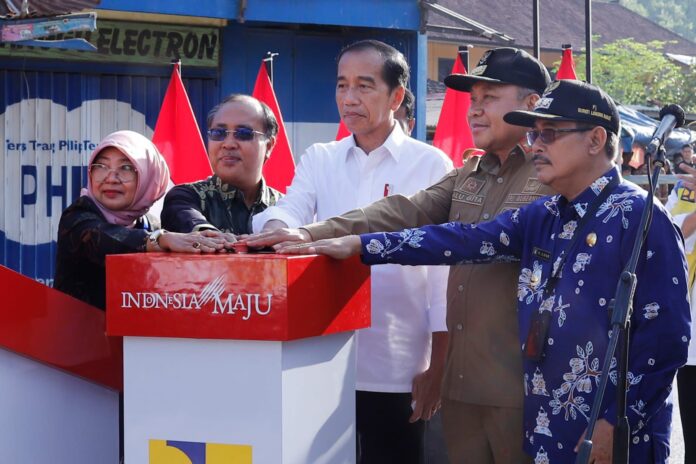 Presiden Jokowi meresmikan lima ruas jalan daerah di NTB di Kabupaten Lombok Barat, Kamis, 2 Mei 2024.(Ekbis NTB/ist)