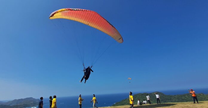 PARALAYANG - Para atlet paralayang mulai bertanding diajang IPAC 2024 seri 1 di kawasan Sky Lancing, Sabtu 11 Mei 2024. (Ekbis NTB/ist)