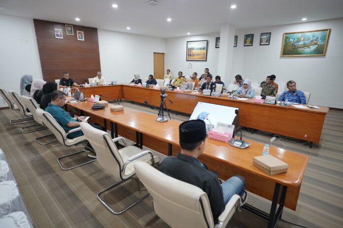 FGD - Suasana FGD yang melibatkan para pemangku kepentingan dari Unizar dan berbagai lembaga, termasuk perwakilan dari BRIN Jakarta mengungkap peran krusial aktor ekonomi dalam mengembangkan DSP Mandalika di Ruang Rapat GA8 Gedung Rektorat Unizar, Kamis 2 Mei 2024 (Ekbis NTB/ist)