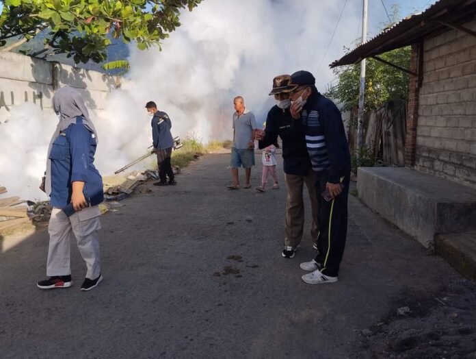 FOGGING - Fogging dilakukan di wilayah Lembar guna mencegah semakin meluasnya penyebaran DBD. (Ekbis NTB/her)