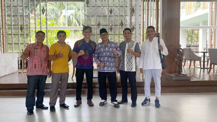 Foto: ROADSHOW: GM hotel di Senggigi saat menerima Kadispar Agus Gunawan yang melakukan kegiatan rutin roadshow ke para pelaku wisata. (Ekbis NTB/ist)