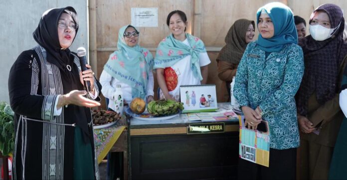 HADIR - Ketua Forikan NTB Hj. Lale Prayatni Gita Ariadi saat menghadiri kegiatan Gemarikan di Lingkungan Pengaluran, Kelurahan Suryawangi, Kecamatan Labuhan Haji, Lotim, Senin, 10 Juni 2024. (Ekbisntb.com/ist)