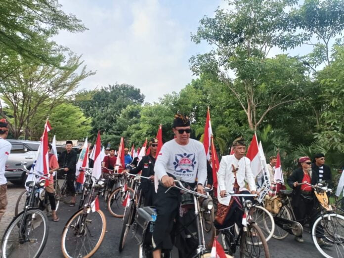 Komunitas Sepeda Tua Indonesia (KOSTI) NTB dalam acara parade welcoming ceremony pembalap MXGP. Jum’at, 28 Juni 2024 di Mataram. (ekbisntb.com/ulf).