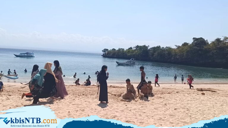 Musim Libur Sekolah, Pantai Pink Tetap Jadi Tempat Favorit Wisatawan Musim Libur Sekolah, Pantai Pink Tetap Jadi Tempat Favorit Wisatawan