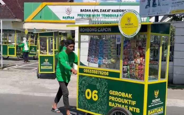 Foto : para PKL penerima gerobak dari Baznas NTB(ekbisntb.com/bul)