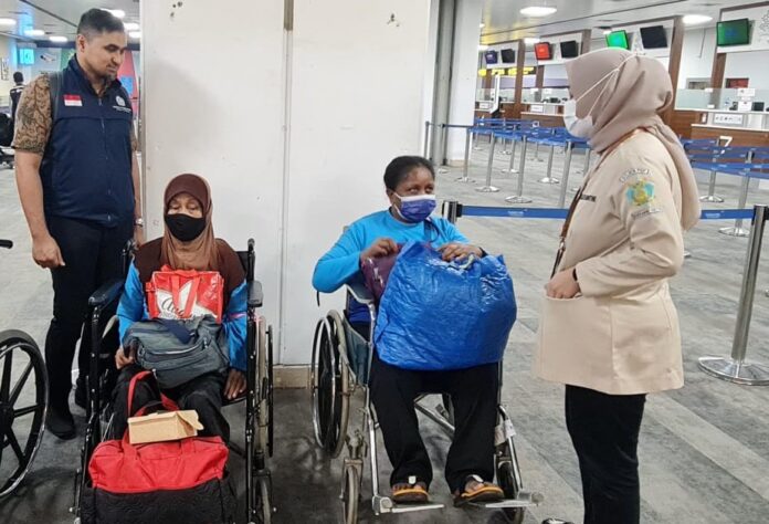 WNI yang dipulangkan dari Malaysia setiba di bandara di Indonesia (ekbisntb.com/ist)