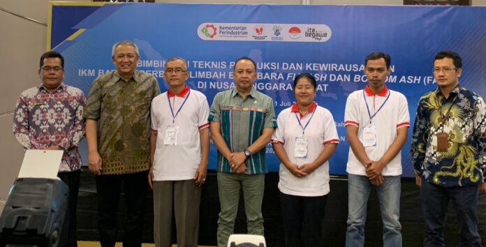 Kegiatan Bimbingan Teknis (Bimtek) produksi dan kewirausahaan batako berbasis limbah batu bara pembangkit listrik(ekbisntb.com/ist)