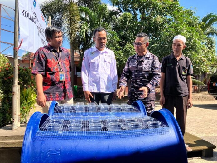 Bantuan akuaponik yang diberikan Danlanal Mataram bersama Faqih Anggara Manager PT PLN Indonesia Power kepada Kades Taman Ayu. (Ekbis NTB/ist)