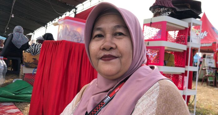 Husni Hari, salah satu UMKM dari Lombok Timur yang mengejar berkah dari MXGP Lombok. (ekbisntb.com/era)