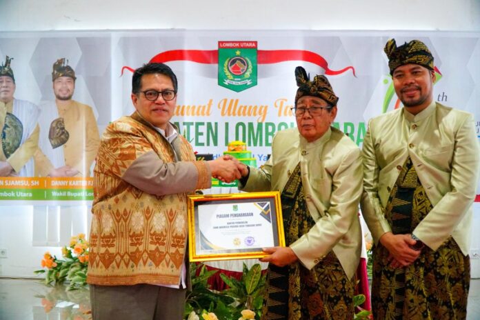 Kepala Perwakilan Bank Indonesia Provinsi NTB, Berry Arifsyah Harahap oleh Bupati Lombok Utara, H. Djohan Sjamsu, SH pada acara Perayaan Hari Ulang Tahun Ke-16 Kabupaten Lombok Utara Tahun 2024(ekbisntb.com/bul)