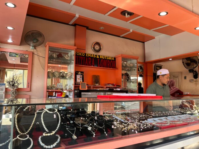 Salah satu pengrajin mutiara Sekarbela, Fauzi S.E., (ekbisntb.com/ulf)