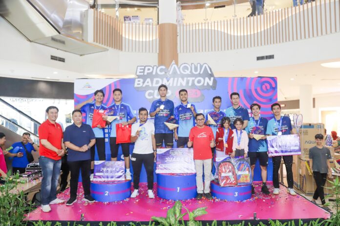 Foto bersama usai penyerahan hadiah Epic Aqua Badminton Cup (ekbisntb.com/ist)