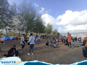 Komunitas Pecinta Lingkungan dan OPD Bersihkan Pantai Cemara
