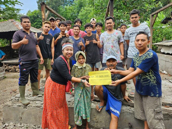 Para pemuda di Desa Buwun Sejati, Narmada mengumpulkan sumbangan untuk perbaiki rumah warga tak layak huni. (ekbisntb.com/ift)