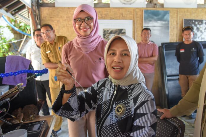 Dessy Hassanudin saat mengunjungi sentra budi daya mutiara Autore Pearl Farm & Showroom di Pemenang Lombok Utara, kemarin. (ekbisntb.com/ist)