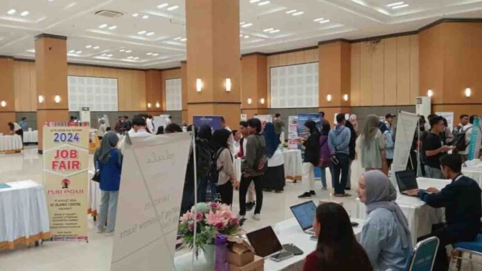 Para pencari kerja mendatangi bursa kerja atau