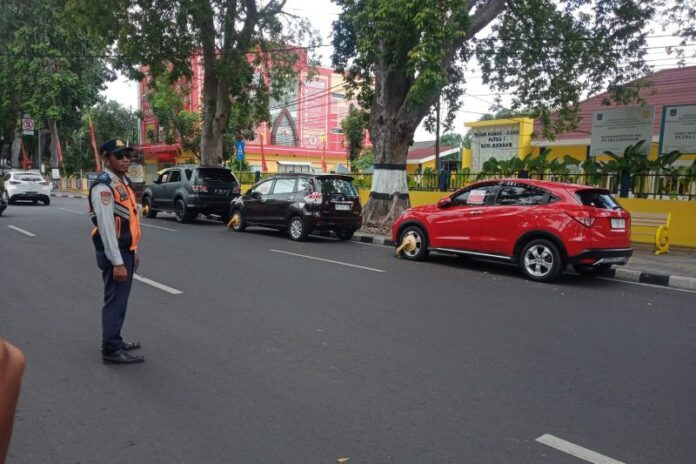 Sejumlah kendaraan parkir di pinggir jalan di Kota Mataram(ekbisntb.com/ant)