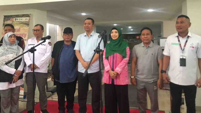 Pasangan Bang Zul-Abah Uhel dan Rohmi-Firin sebelum melakukan cek kesehatan di RSUP NTB, Kamis, 29 Agustus 2024 di Mataram. (ekbisntb.com/era)