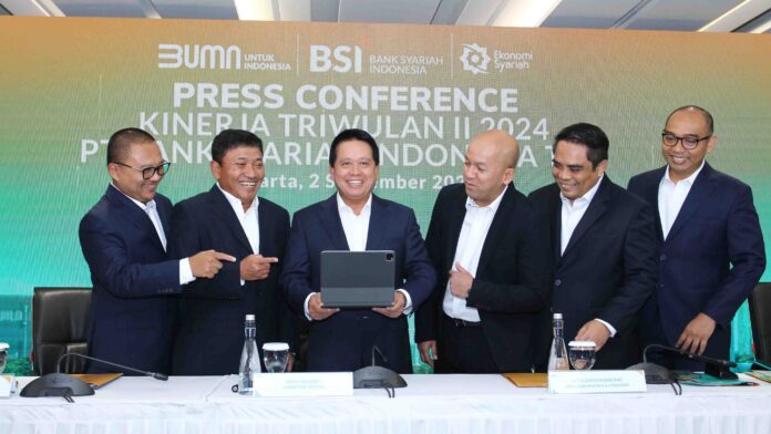 Direktur Information Technology Saladin D. Effendi, Wakil Direktur Utama Bob T. Ananta, Direktur Finance & Strategy Ade Cahyo Nugroho, Direktur Sales & Distribution Anton Sukarna, Direktur Risk Management Grandhis H. Harumansyah (paling kanan). (ekbisntb.com/r)