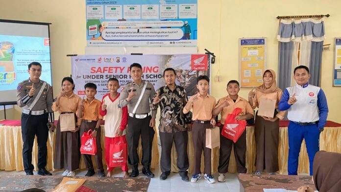 Polres Lobar dan Astra Motor NTB bersinergi dalam mengedukasi “Safety Riding” di SMPN 1 Lembar (Ekbis NTB/ist)