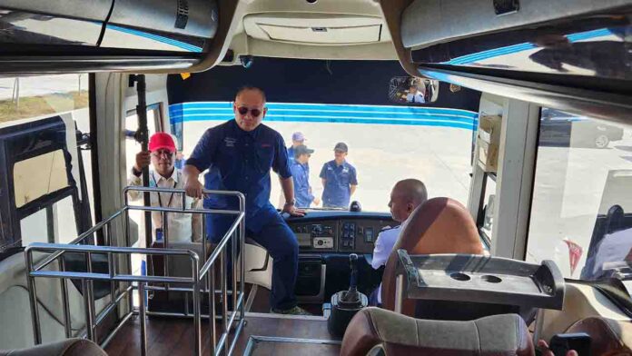 Chairman MotoGP Mandalika 2024, Troy Reza Warokka didampingi GM DAMRI Mataram, Hilman Azhari melakukan pemeriksaan armada DAMRI yang akan dioperasikan di dalam kawasan Mandalika, untuk menunjang sukses MotoGP Mandalika 2024.(ekbisntb.com/bul)