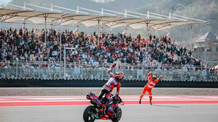 Juara MotoGP Mandalika Jorge Martin menyapa ribuan penonton yang memenuhi tribun sirkuit Mandalka pada balapan final MotoGP Mandalika, Minggu kemarin(ekbisntb.com/kir)