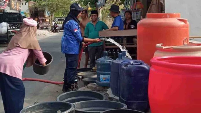 Tim Pemkab Lobar dibantu pihak terkait distribusikan air bersih ke daerah terdampak kekeringan. (ekbisntb.com/ist)