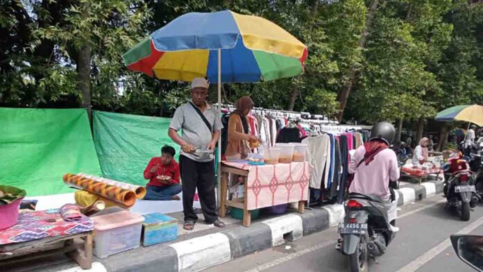 Sejumlah PKL di sepanjang Jalan Udayana Kota Mataram, beraktivitas di atas trotoar saat kegiatan car free day yang digelar setiap hari Minggu mulai pukul 06.00-09.00 Wita(ekbisntb.com/ant)