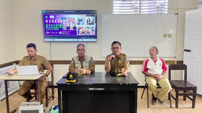 Kepala Bidang Pembinaan SMK Dinas Dikbud NTB, Ahmad Muslim (tiga dari kiri) bersama Kepala SMKN 3 Mataram, Sulman Haris (dua dari kiri) saat pembukaan pelatihan konversi motor listrik di bengkel konversi SMKN 3 Mataram, Senin 14 Oktober 2024 lalu. (ekbisntb.com/ist)