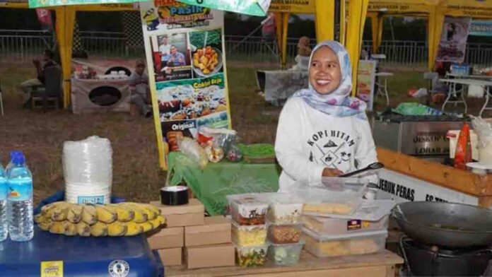 Salah satu pelaku UMKM di Kota Mataram.(ekbisntb.com/ant)