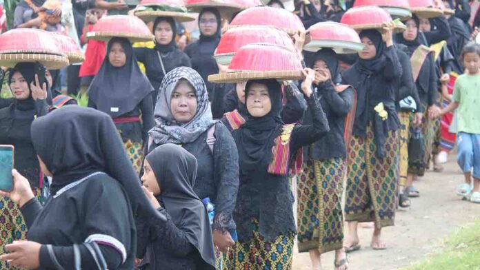 Prosesi Ritual adat Ngalun Aiq Kokoq dalam rangkaian Gawe Desa Aik Dewa Pringgasela, Minggu 20 Oktober 2024. (ekbisntb.com/rus)