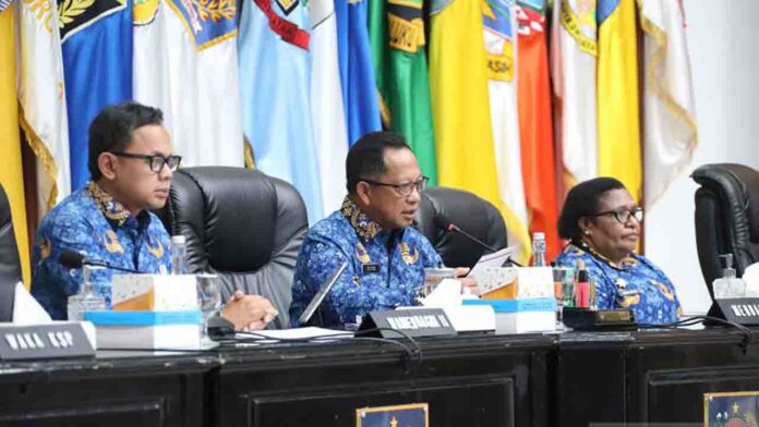 Menteri Dalam Negeri Tito Karnavian saat memimpin Rapat Koordinasi Pengendalian Inflasi Daerah Tahun 2024 dari Gedung Sasana Bhakti Praja (SBP) Kantor Pusat Kemendagri, Jakarta, Senin 28 Oktober 2024. (ANTARA/HO-Puspen Kementerian Dalam Negeri)