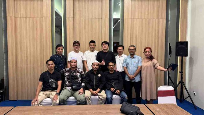 Pengurus dan anggota Asosiasi Pedagang dan Pengerajin Mutiara Lombok bersama pedagang mutiara asal China foto bersama usai bersepakat menjalin kemitraan di Hotel Montana pada Selasa 29 Oktober 2024 (ekbisntb.com/ist)