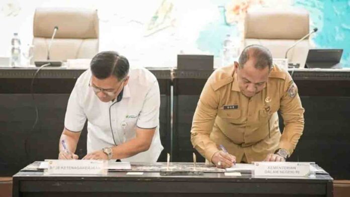 Ditjen Bina Pemerintahan Desa Kemendagri menandatangani perjanjian kerja sama dengan BPJS Ketenagakerjaan sebagai upaya memperluas perlindungan sosial bagi kelembagaan desa.(ekbisntb.com/ist)