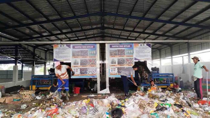 Beberapa pekerja memilah sampah organik dan anorganik di Tempat Pengolahan Sampah Terpadu (TPST) Sandubaya, Kota Mataram(ekbisntb.com/ant)