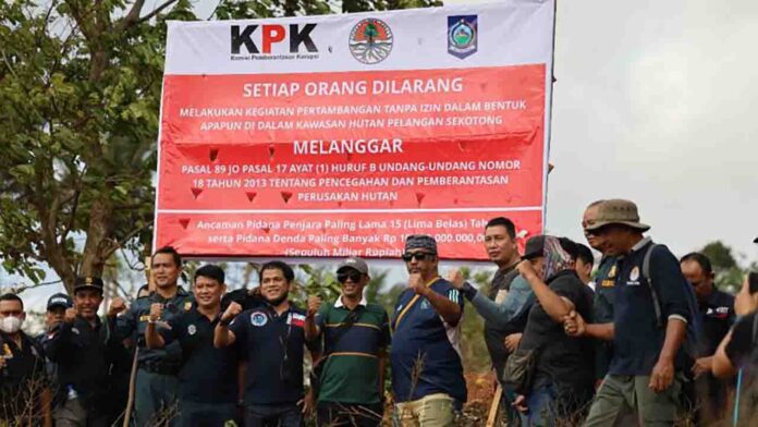 Tim Satgas Korsup V KPK bersama jajaran Kementerian LHK dan pemerintah daerah foto bersama usai memasang plang peringatan di lokasi tambang emas ilegal yang diduga dikelola TKA di Sekotong, Lombok Barat(ekbisntb.com/ant)