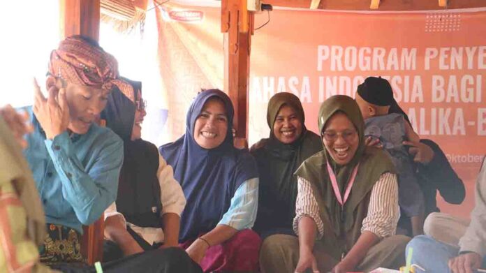 Suasana perkenalan dan pengajaran dasar bahasa Inggris sesuai dengan kebutuhan masyarakat setempat Program inovasi Mandalika-BIPA untuk Masyarakat Inovatif yang digelar Kantor Bahasa NTB di Desa Pengantap, Sekotong, Kabupaten Lombok Barat.(ekbisntb.com/ist)