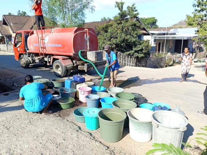 Proses pendistribusian air bersih untuk warga di desa Marga Karya Kecamatan Moyo Hulu.(ekbisntb.com/ils)