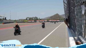 Pengendara Royal Enfield dan “Influencer” Asing Jajal Sirkuit Mandalika