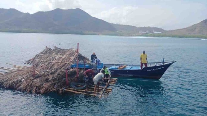 Proses pemasangan rumpon secara mandiri oleh nelayan Desa Banjar.(ekbisntb.com/ist)