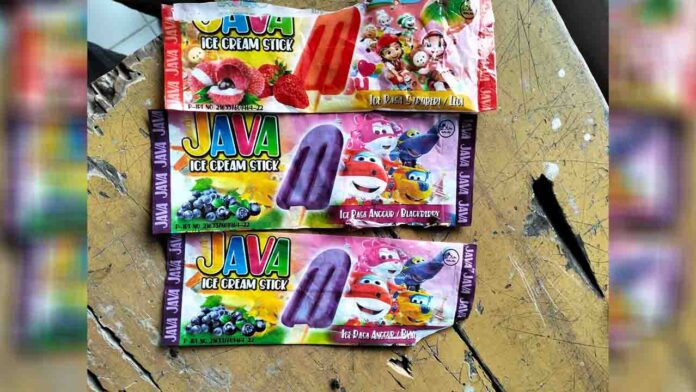 Es krim stik yang diduga menjadi penyebab keracunan puluhan anak di SDN 5 Lendang Nangka, Kabupaten Lombok Timur.(ekbisntb.com/ist)